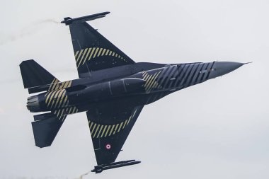 CanAKKALE, TURKIYE - 24 Nisan 2025: SOLOTURK, Türk Hava Kuvvetleri Generali Dinamik F-16C Falcon Gelibolu Kara Savaşları 'nın 110. yıldönümünde Gelibolu Yarımadası' ndaki Şehitler Anıtı 'nda sergilendi
