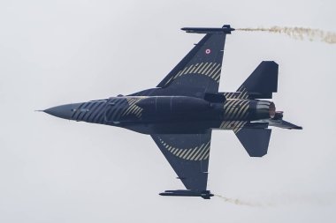 CanAKKALE, TURKIYE - 24 Nisan 2025: SOLOTURK, Türk Hava Kuvvetleri Generali Dinamik F-16C Falcon Gelibolu Kara Savaşları 'nın 110. yıldönümünde Gelibolu Yarımadası' ndaki Şehitler Anıtı 'nda sergilendi