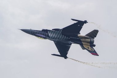 CanAKKALE, TURKIYE - 24 Nisan 2025: SOLOTURK, Türk Hava Kuvvetleri Generali Dinamik F-16C Falcon Gelibolu Kara Savaşları 'nın 110. yıldönümünde Gelibolu Yarımadası' ndaki Şehitler Anıtı 'nda sergilendi