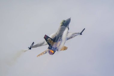 CanAKKALE, TURKIYE - 24 Nisan 2025: SOLOTURK, Türk Hava Kuvvetleri Generali Dinamik F-16C Falcon Gelibolu Kara Savaşları 'nın 110. yıldönümünde Gelibolu Yarımadası' ndaki Şehitler Anıtı 'nda sergilendi