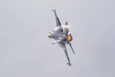 CanAKKALE, TURKIYE - 24 Nisan 2025: SOLOTURK, Türk Hava Kuvvetleri Generali Dinamik F-16C Falcon Gelibolu Kara Savaşları 'nın 110. yıldönümünde Gelibolu Yarımadası' ndaki Şehitler Anıtı 'nda sergilendi