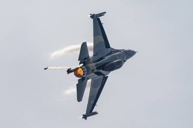 CanAKKALE, TURKIYE - 24 Nisan 2025: SOLOTURK, Türk Hava Kuvvetleri Generali Dinamik F-16C Falcon Gelibolu Kara Savaşları 'nın 110. yıldönümünde Gelibolu Yarımadası' ndaki Şehitler Anıtı 'nda sergilendi