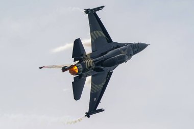 CanAKKALE, TURKIYE - 24 Nisan 2025: SOLOTURK, Türk Hava Kuvvetleri Generali Dinamik F-16C Falcon Gelibolu Kara Savaşları 'nın 110. yıldönümünde Gelibolu Yarımadası' ndaki Şehitler Anıtı 'nda sergilendi