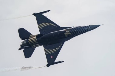 CanAKKALE, TURKIYE - 24 Nisan 2025: SOLOTURK, Türk Hava Kuvvetleri Generali Dinamik F-16C Falcon Gelibolu Kara Savaşları 'nın 110. yıldönümünde Gelibolu Yarımadası' ndaki Şehitler Anıtı 'nda sergilendi