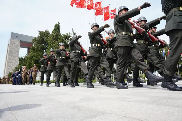 CANAKKALE, TURKIYE - 24 Nisan 2025: Gelibolu Kara Savaşları 'nın 110. yıldönümünde Türk askerleri Gelibolu Yarımadası' ndaki Şehitler Anıtı 'nda anıldı