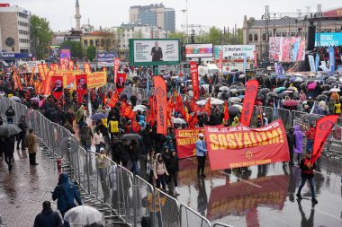ISTANBUL, TURKIYE - MAYIS 01, 2025: 1 Mayıs Uluslararası İşçi Bayramı boyunca Kadiköy 'de insanlar yürüyüş