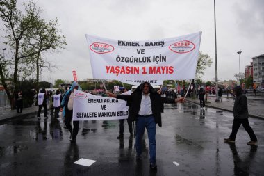 ISTANBUL, TURKIYE - MAYIS 01, 2025: 1 Mayıs Uluslararası İşçi Bayramı boyunca Kadiköy 'de insanlar yürüyüş