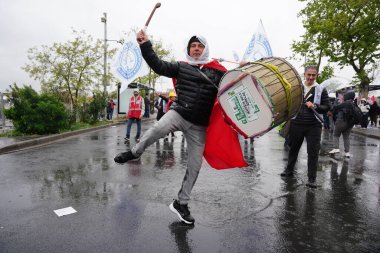 ISTANBUL, TURKIYE - MAYIS 01, 2025: 1 Mayıs Uluslararası İşçi Bayramı boyunca Kadiköy 'de insanlar yürüyüş