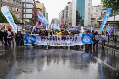 ISTANBUL, TURKIYE - MAYIS 01, 2025: 1 Mayıs Uluslararası İşçi Bayramı boyunca Kadiköy 'de insanlar yürüyüş