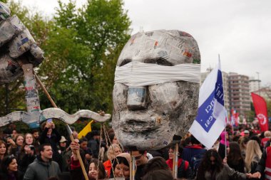 ISTANBUL, TURKIYE - MAYIS 01, 2025: 1 Mayıs Uluslararası İşçi Bayramı boyunca Kadiköy 'de insanlar yürüyüş