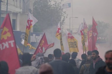 ISTANBUL, TURKIYE - MAYIS 01, 2025: 1 Mayıs Uluslararası İşçi Bayramı boyunca Kadiköy 'de insanlar yürüyüş