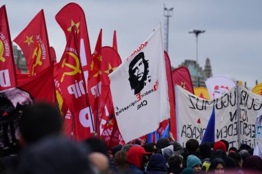 ISTANBUL, TURKIYE - MAYIS 01, 2025: 1 Mayıs Uluslararası İşçi Bayramı boyunca Kadiköy 'de insanlar yürüyüş