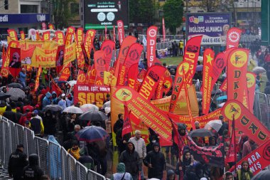 ISTANBUL, TURKIYE - MAYIS 01, 2025: 1 Mayıs Uluslararası İşçi Bayramı boyunca Kadiköy 'de insanlar yürüyüş