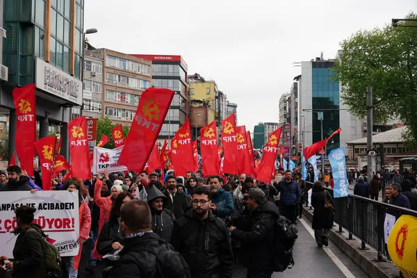 ISTANBUL, TURKIYE - MAYIS 01, 2025: 1 Mayıs Uluslararası İşçi Bayramı boyunca Kadiköy 'de insanlar yürüyüş
