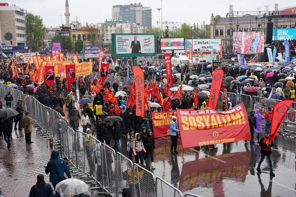 ISTANBUL, TURKIYE - MAYIS 01, 2025: 1 Mayıs Uluslararası İşçi Bayramı boyunca Kadiköy 'de insanlar yürüyüş