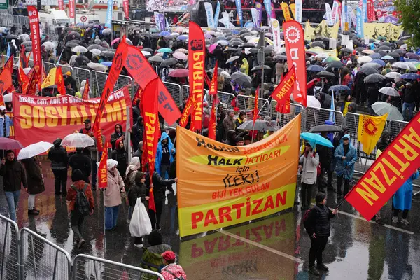 ISTANBUL, TURKIYE - MAYIS 01, 2025: 1 Mayıs Uluslararası İşçi Bayramı boyunca Kadiköy 'de insanlar yürüyüş