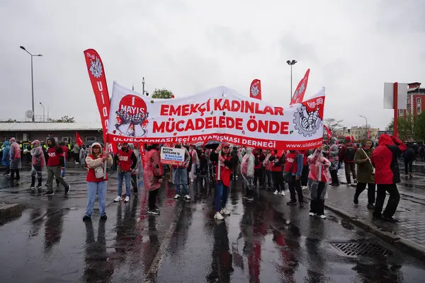 ISTANBUL, TURKIYE - MAYIS 01, 2025: 1 Mayıs Uluslararası İşçi Bayramı boyunca Kadiköy 'de insanlar yürüyüş