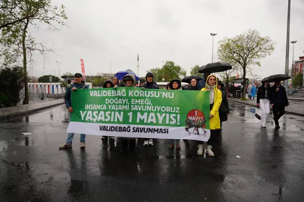 ISTANBUL, TURKIYE - MAYIS 01, 2025: 1 Mayıs Uluslararası İşçi Bayramı boyunca Kadiköy 'de insanlar yürüyüş