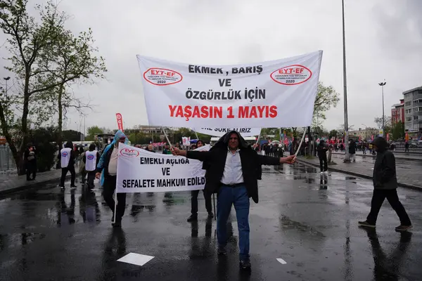 ISTANBUL, TURKIYE - MAYIS 01, 2025: 1 Mayıs Uluslararası İşçi Bayramı boyunca Kadiköy 'de insanlar yürüyüş