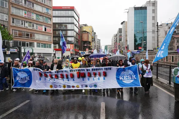 ISTANBUL, TURKIYE - MAYIS 01, 2025: 1 Mayıs Uluslararası İşçi Bayramı boyunca Kadiköy 'de insanlar yürüyüş