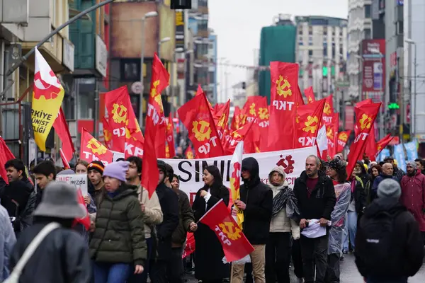ISTANBUL, TURKIYE - MAYIS 01, 2025: 1 Mayıs Uluslararası İşçi Bayramı boyunca Kadiköy 'de insanlar yürüyüş