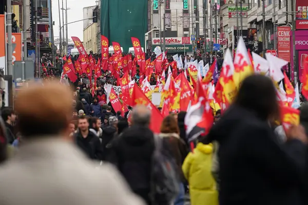 ISTANBUL, TURKIYE - MAYIS 01, 2025: 1 Mayıs Uluslararası İşçi Bayramı boyunca Kadiköy 'de insanlar yürüyüş