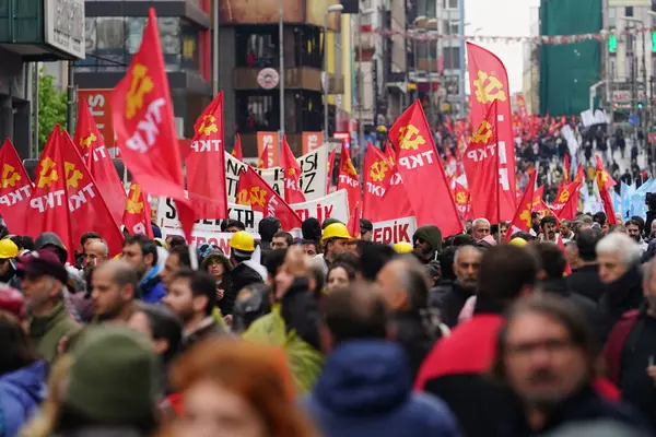 ISTANBUL, TURKIYE - MAYIS 01, 2025: 1 Mayıs Uluslararası İşçi Bayramı boyunca Kadiköy 'de insanlar yürüyüş