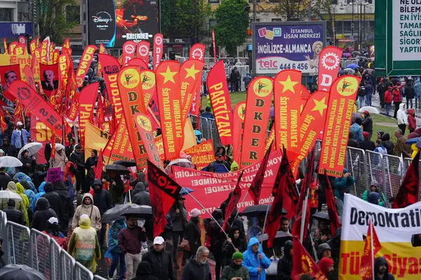 ISTANBUL, TURKIYE - MAYIS 01, 2025: 1 Mayıs Uluslararası İşçi Bayramı boyunca Kadiköy 'de insanlar yürüyüş