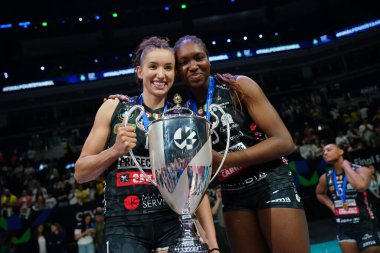 ISTANBUL, TURKIYE - Mayıs 04, 2025: Imoco Volley Conegliano oyuncuları Gabi Gabriela Guimaraes ve Merit Adigwe, Ulker Sports Arena 'da CEV Şampiyonlar Ligi Volley Finali' nin 4.
