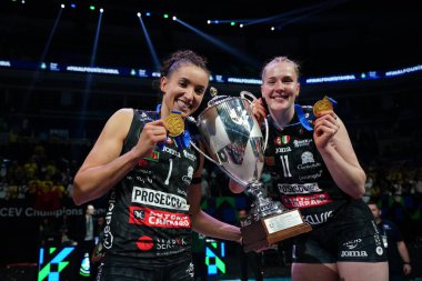 ISTANBUL, TURKIYE - Mayıs 04, 2025: Imoco Volley Conegliano oyuncuları Gabi Gabriela Guimaraes ve Isabelle Haak, Ulker Sports Arena 'da CEV Şampiyonlar Ligi Volley Finali' nin 4.