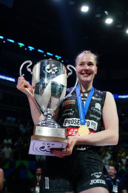 ISTANBUL, TURKIYE - Mayıs 04, 2025: Imoco Volley Conegliano oyuncuları Isabelle Haak Ulker Sports Arena 'da CEV Şampiyonlar Ligi Volley Finali' ni kazanmasını kutluyor