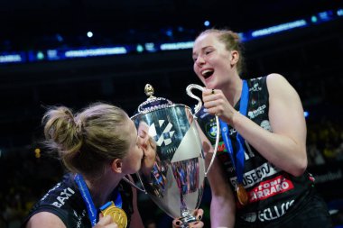 ISTANBUL, TURKIYE - Mayıs 04, 2025: Imoco Volley Conegliano oyuncuları Joanna Wolosz ve Isabelle Haak, Ulker Sports Arena 'da CEV Şampiyonlar Ligi Volley Finali' nin 4.