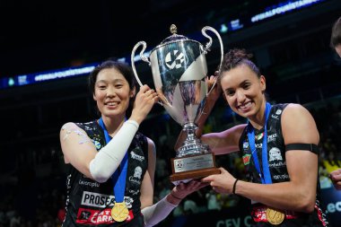 ISTANBUL, TURKIYE - Mayıs 04, 2025: Imoco Volley Conegliano oyuncuları Ting Zhu ve Gabi Gabriela Guimaraes, Ulker Sports Arena 'daki CEV Şampiyonlar Ligi Volley Finali' nin 4.