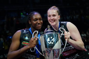 ISTANBUL, TURKIYE - Mayıs 04, 2025: Imoco Volley Conegliano oyuncuları Merit Adigwe ve Isabelle Haak, Ulker Sports Arena 'da CEV Şampiyonlar Ligi Volley Finali' nin 4.