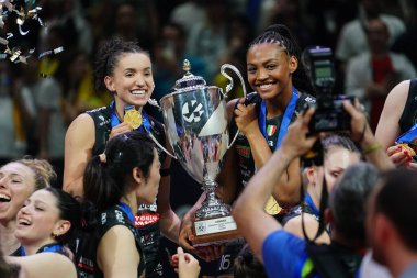 ISTANBUL, TURKIYE - Mayıs 04, 2025: Imoco Volley Conegliano oyuncuları Ulker Sports Arena 'da CEV Şampiyonlar Ligi Volley Finali' ni kazandılar