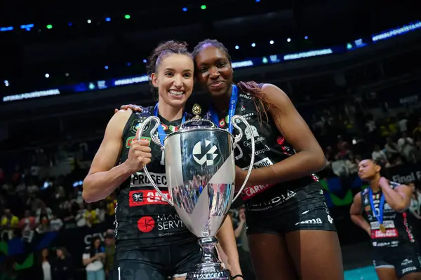 ISTANBUL, TURKIYE - Mayıs 04, 2025: Imoco Volley Conegliano oyuncuları Gabi Gabriela Guimaraes ve Merit Adigwe, Ulker Sports Arena 'da CEV Şampiyonlar Ligi Volley Finali' nin 4.