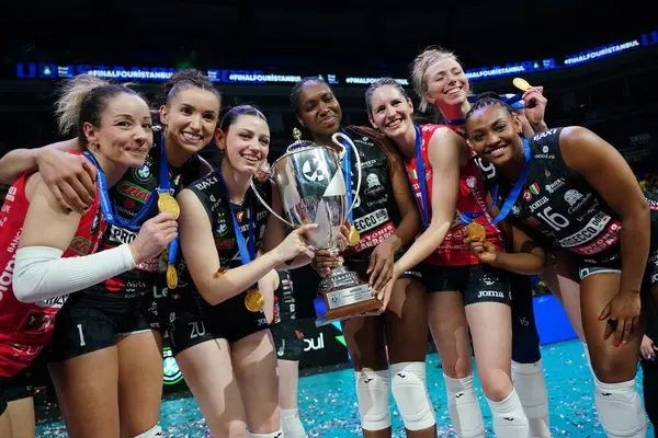 ISTANBUL, TURKIYE - Mayıs 04, 2025: Imoco Volley Conegliano oyuncuları Ulker Sports Arena 'da CEV Şampiyonlar Ligi Volley Finali' ni kazandılar