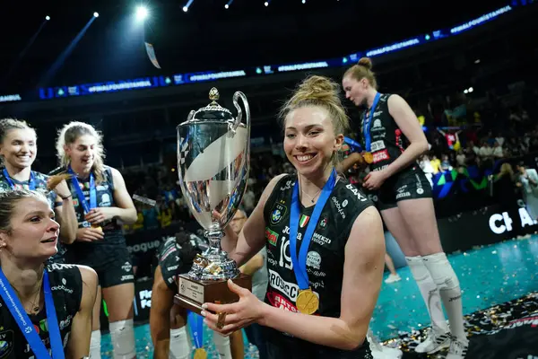 ISTANBUL, TURKIYE - Mayıs 04, 2025: Imoco Volley Conegliano oyuncusu Sarah Fahr Ulker Sports Arena 'da CEV Şampiyonlar Ligi Volley Finali' ni kazanmasını kutladı