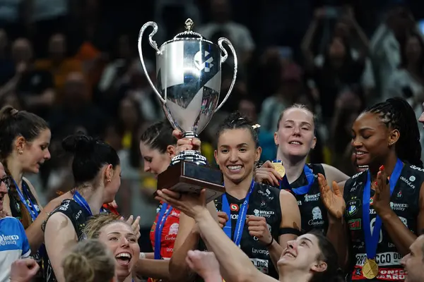 ISTANBUL, TURKIYE - Mayıs 04, 2025: Imoco Volley Conegliano oyuncuları Ulker Sports Arena 'da CEV Şampiyonlar Ligi Volley Finali' ni kazandılar