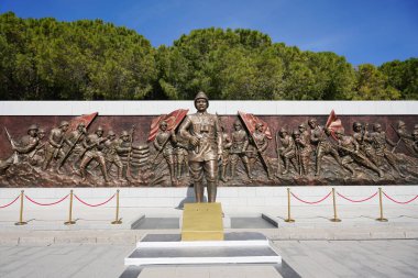 CANAKKALE, TURKIYE - 23 Nisan 2025: Çanakkale Şehitleri Anıtı 'nda yardım, Gelibolu