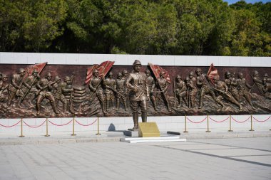 CANAKKALE, TURKIYE - 23 Nisan 2025: Çanakkale Şehitleri Anıtı 'nda yardım, Gelibolu