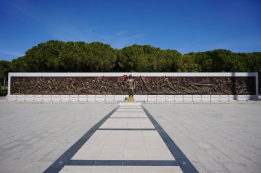 CANAKKALE, TURKIYE - 23 Nisan 2025: Çanakkale Şehitleri Anıtı 'nda yardım, Gelibolu