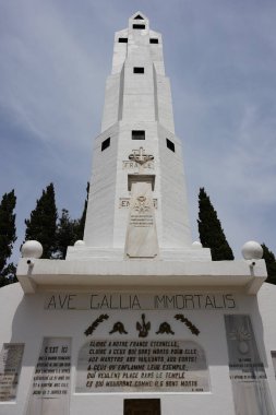 CANAKKALE, TURKIYE - 24 Nisan 2025: Morto Körfezi Fransız Ulusal Mezarlığı ve Gelibolu 'daki Anıt