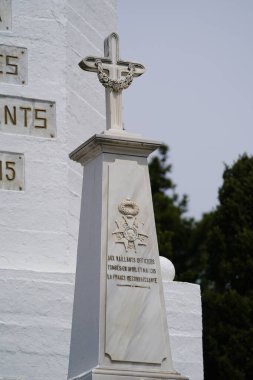 CANAKKALE, TURKIYE - 24 Nisan 2025: Morto Körfezi Fransız Ulusal Mezarlığı ve Gelibolu 'daki Anıt