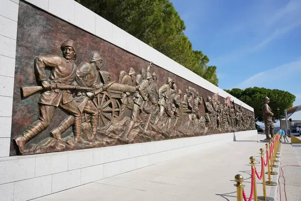 CANAKKALE, TURKIYE - 23 Nisan 2025: Çanakkale Şehitleri Anıtı 'nda yardım, Gelibolu