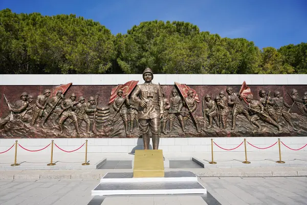 CANAKKALE, TURKIYE - 23 Nisan 2025: Çanakkale Şehitleri Anıtı 'nda yardım, Gelibolu