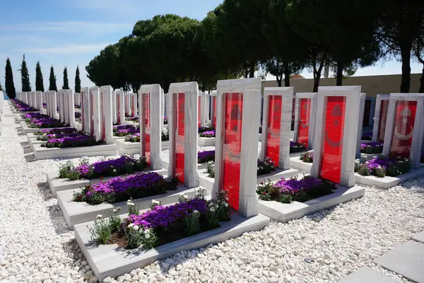 CANAKKALE, TURKIYE - 23 Nisan 2025: Çanakkale Şehitleri Anıtı 'ndaki Sembolik Mezarlık, Gelibolu