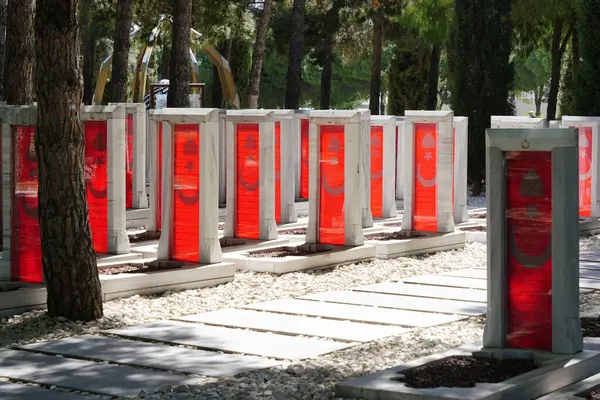 CANAKKALE, TURKIYE - 23 Nisan 2025: Çanakkale Şehitleri Anıtı 'ndaki Sembolik Mezarlık, Gelibolu
