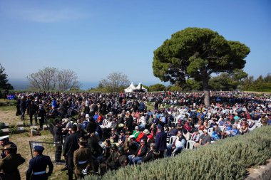 CanAKKALE, TURKIYE - 25 Nisan 2025: Anzak Günü ve Gelibolu Kara Savaşları 'nın 110. yıldönümü Gelibolu Yarımadası' ndaki Yalnız Çam Anıtı Anıtı 'nda kutlandı.