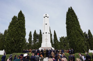 CANAKKALE, TURKIYE - 24 Nisan 2025: Gelibolu Kara Savaşları 'nın 110. yıldönümü Morto Körfezi Fransız Ulusal Mezarlığı ve Gelibolu Yarımadası' ndaki Anıt 'ta kutlandı.